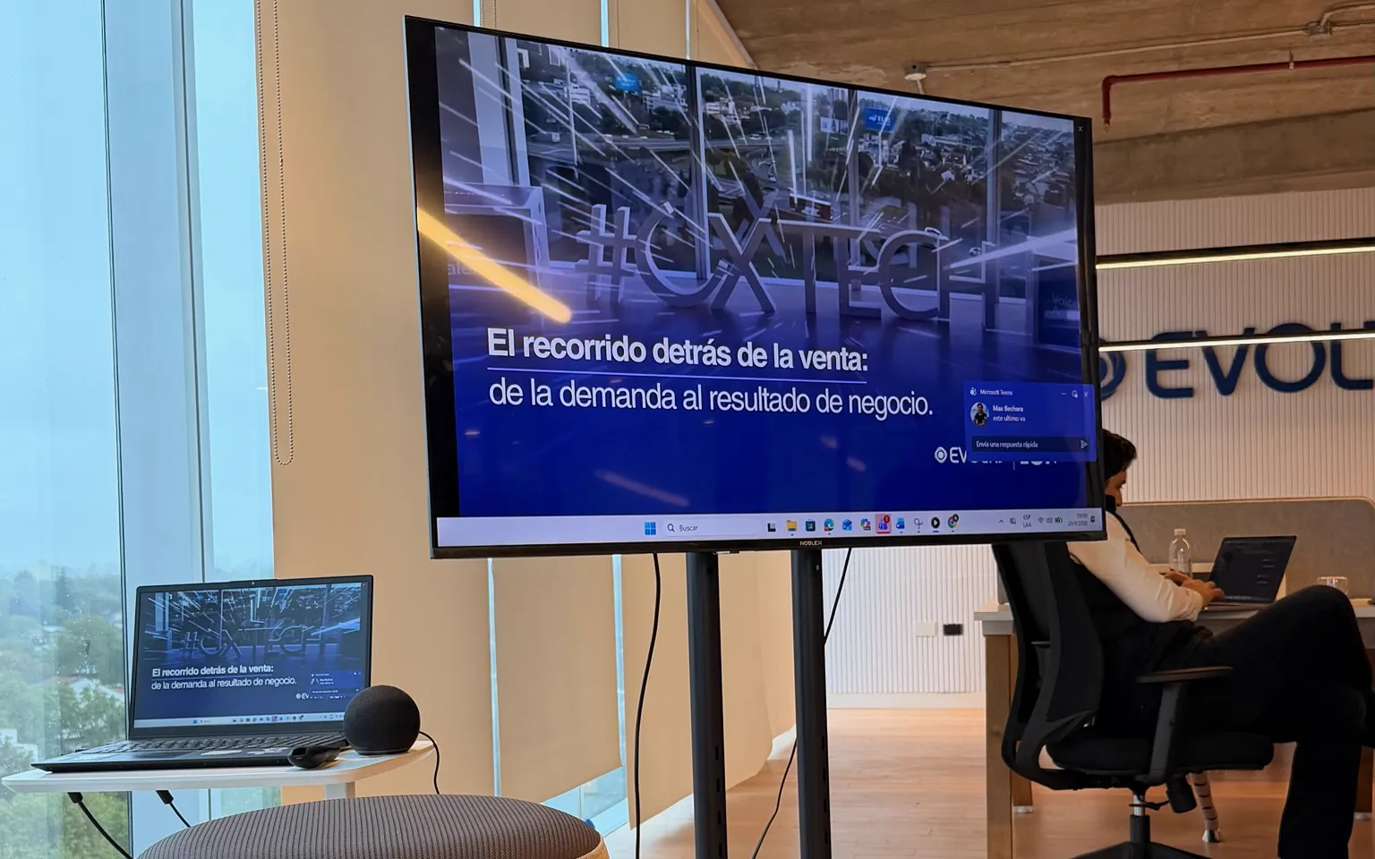 Pantalla con el título del encuentro